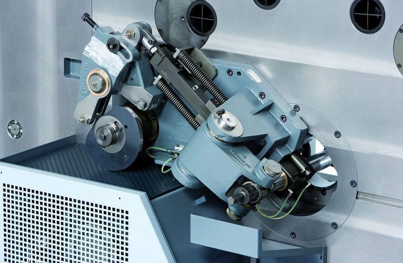 Mit der Illustrationslösung Arbortext IsoDraw von PTC  ... können 3D CAD Daten für die Technische Dokumentation mit großer Zeitersparnis weiterverwendet werden. Im Bild: Die GRM 80 Stanz-Biegemaschine, für die allein im Basismodell 600 – 800 Einzelteile dokumentiert werden müssen.   Bilder: Otto Bihler Maschinenfabrik (Archiv: Vogel Business Media)