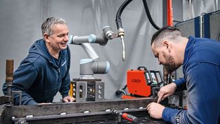 Für Abteilungsleiter Ralph Schröppel (l.) und Schweißer Edgard Arndt von H. P. Kaysser passt der Cobot perfekt in den Werkzeugkasten. (Lorch Schweißtechnik GmbH)