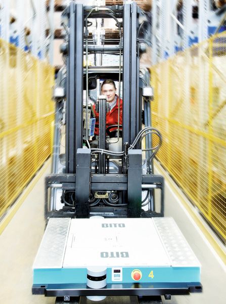 Der Stapler bringt das Shuttle zum entsprechenden Kanal. Die Lagerblöcke sind an den Seiten mit Schutzgittern versehen. (Bild: Bito)