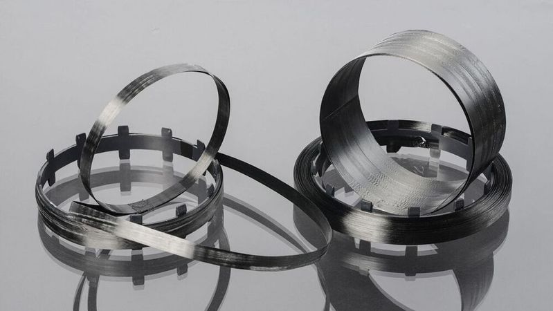 Recyceltes thermoplastisches carbonfaserverstärktes UD-Tape. Das Forschungsprojekt „Tankcycling“ zeigt: über 90 Prozent der mechanischen Eigenschaften bleiben erhalten.(Bild:  Fraunhofer IPT)