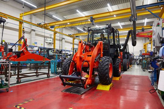 Blick auf die Montagelinie der Radlader bei Kubota in Zweibrücken. Um die Schraubmontage zu verschlanken und smart zu machen, setzt der Baumaschinenhersteller jetzt auf diverse Schraubwerzeuge aus dem Hause Desoutter. Lesen Sie hier, was für Vorteile dabei winken.(Bild:  Desoutter / R. J. Vogel)