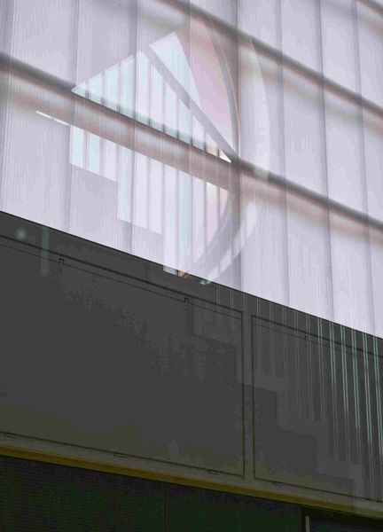 Die Lichtbauelemente in der Innenfassade sorgen für eine ideale Verschattung, während sie gleichzeitig eine natürliche Lichtdurchlässigkeit gewährleisten.  (Bild: Jason Klimatsas)