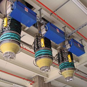 Der Teleskopverlader in der Ausführung ZG mit doppelwandigem Balg führt Stäube aus der Kunststoffverarbeitung einfach und sicher ab. (Bild:  WAM)