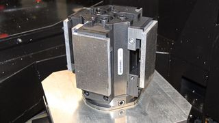 Der 4-fach Monoblock-Aufspannturm solinos 65-4V-IT wird zur Mehrfach-Spannung kleiner bis mittlerer Werkstücke verwendet.  (Bild: Gressel AG)