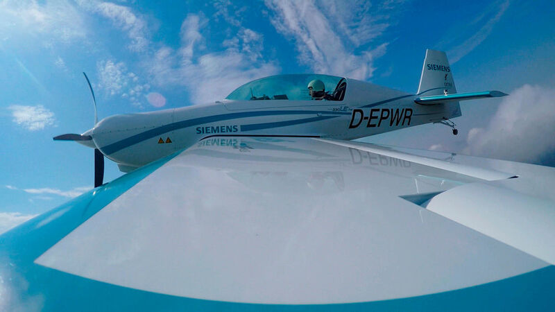 Jungfernflug: Erstmals fliegt ein Flugzeug der Zertifizierungs-Kategorie CS23 mit Permit-to-Fly rein-elektrisch. Der Siemens-Motor hat eine Leistung von 260 KW und ein Gewicht von nur 50 kg – laut Siemens verfügt er damit über ein Rekord-Leistungsgewicht. (Siemens)