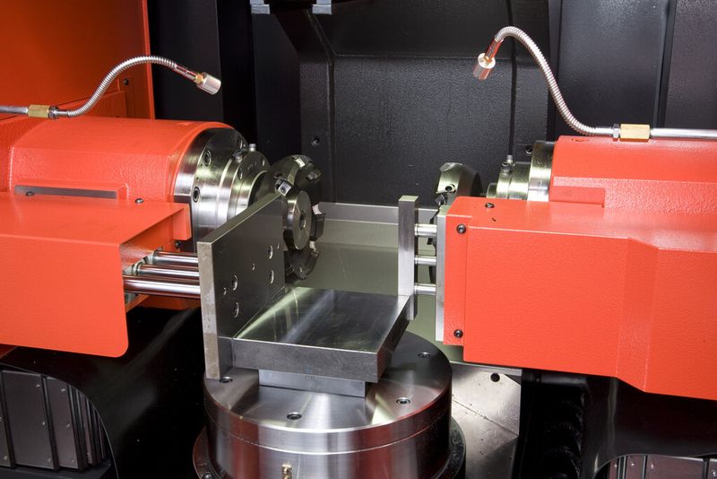 Bild 3: Das Einrichten des Werkstückes wird durch automatisch auf Position fahrende Anschläge wesentlich vereinfacht.  (Bild: Amada)