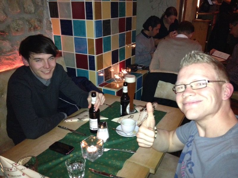 Interne Weihnachtsfeier von PROCESS, LABORPRAXIS, PROCESS Worldwide, Bulk Solids Handling und Schüttgut vom 05.12.2012   Sven schaut noch fit aus während Tobi (links) ganz offensichtlich schon Mühe hat, seine Augen offen zu halten. Weitere exklusive Bilder zur Vogel Weihnachtsfeier finden Sie auf unserer Facebook-Fanpage. Jetzt reinschauen und Fan werden. Wir freuen uns über jeden Like. (Bild: PROCESS)