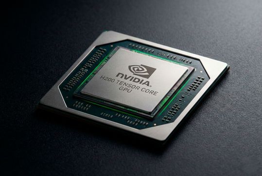 Der hochmodern Mikrochip H200 von Nvidia ist vor allem für Rechenleistung im Rahmen der künstlichen Intelligenz begehrt. Seit einiger Zeit hat China die Einfuhr verboten. Nun hat man sich aber dazu entschlossen, dass chinesische KI-Player doch wieder zugreifen dürfen ...(Bild:  Nvidia)