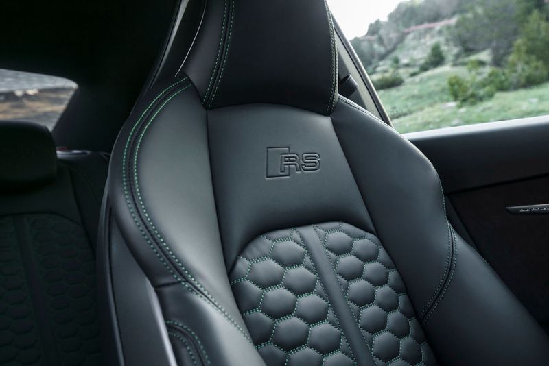 Auf den hervorragenden Vordersitzen findet man schnell die perfekte Position. (Audi)