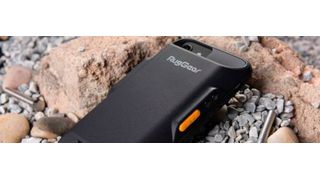 Die Schutzhülle RG-C-1 macht einem stylischen iPhone ein widerstandsfähiges Pus-to-Talk-Phone. (RugGear)