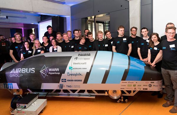 Hyperloop Rollout: das Hyperloopteam mit Project Leader Mariana Avezum (Bild: Uli Benz, TU Muenchen)