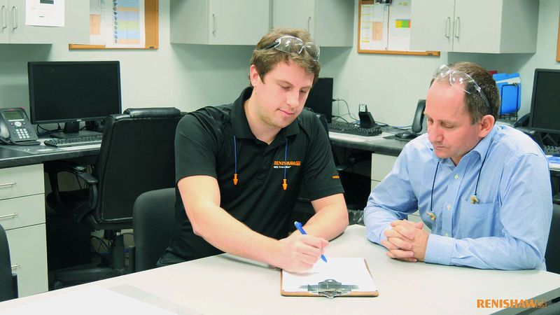 Narcis Georgescu, responsable de la qualité chez Linex (à droite), consulte un ingénieur des applications de Renishaw. (Source : Renishaw)