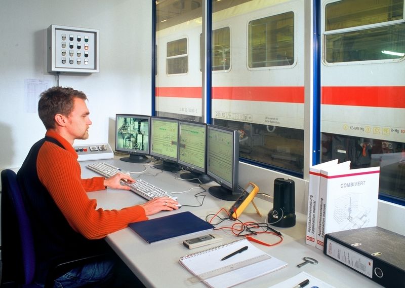 5 Im Leitstand kann der Zug  ... über die gesamte Länge auf mehreren Visualisierungs-Monitoren abgebildet werden. (Archiv: Vogel Business Media)