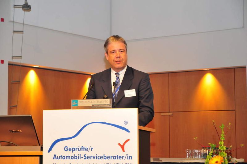 Dr. Ralf Scheibach, Abteilungsleiter im VDA, betonte: „Der Serviceberater hat sich um die Automobilwirtschaft verdient gemacht. Deshalb wird der VDA die Weiterbildung auch weiterhin unterstützen.“ (Archiv: Vogel Business Media)