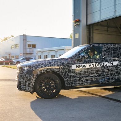 BMW erprobt die brennstoffzellen-Technologie im Prototyp BMW iX5 Hydrogen - und plant eine Serienproduktion. (Bild: BMW)