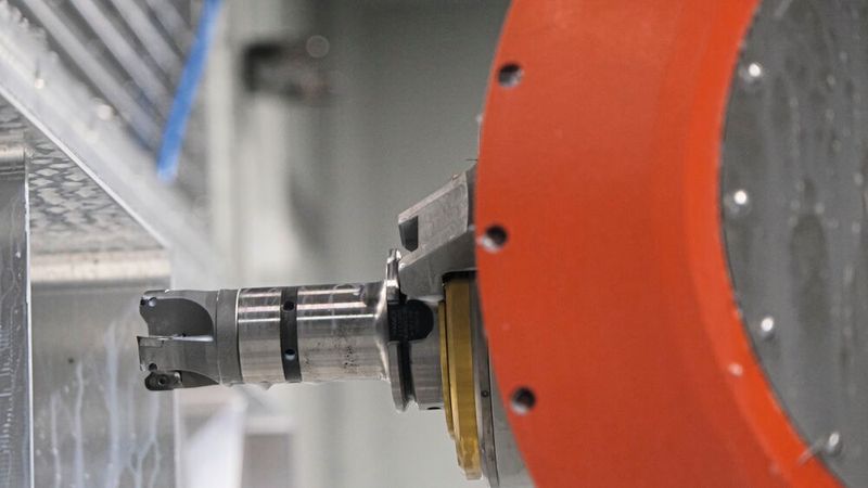 Für eine zügige Bearbeitung der Vorderseite sorgte der Mapal «NeoMill-Alu-QBig» mit 50 mm Durchmesser. Die leicht konvexe Form des Bauteils machte Fünf-Achs-Bearbeitung notwendig.  (Bild: Mapal)
