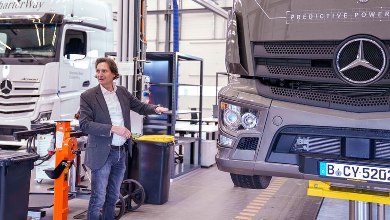 Stefan Heinz, Head of Own Retail Germany, bei der Eröffnung des neuen Mercedes-Nutzfahrzeugzentrums in Haan. Stefan Heinz, Head of Own Retail Germany, bei der Eröffnung des neuen Mercedes-Nutzfahrzeugzentrums in Haan.