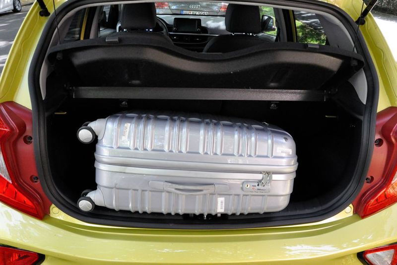 Für Gepäck wird es im Kofferraum eng, ein mittelgroßer Koffer passte nicht komplett hinein. (Bild: Simon / »kfz-betrieb«)