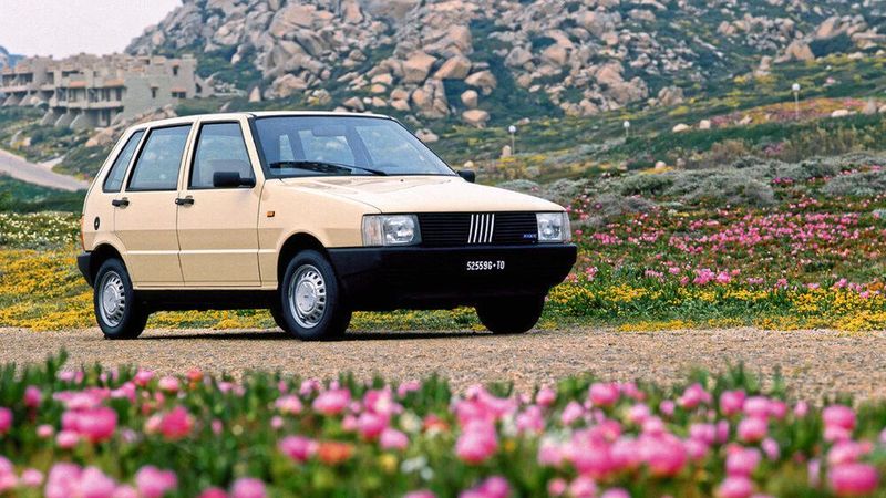 Stardesigner Giorgetto Giugiaro kleidete den Uno in feine geradlinige Formen, die mit einem cw-Wert von 0,34 den Klassenrekord in puncto Aerodynamik aufstellten. Dabei reicht das Dach nur bis zur inneren Kante der Seitenteile, die Schweißflansche sind mit schwarzen Kunststoffleisten abgedeckt und es gibt keine Regenrinnen. Die Frontscheibe hat einen Einarmscheibenwischer und die dreitürigen Modelle haben lediglich Fingermulden für die Türöffner statt Türgriffe. (Bild: Fiat)