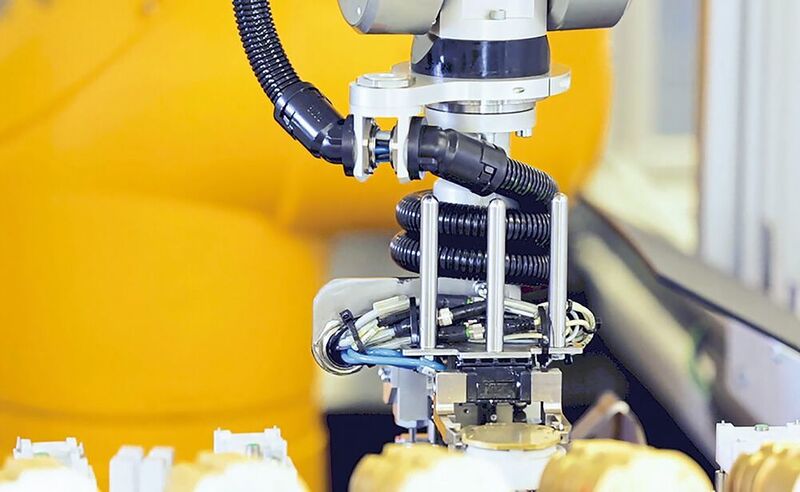 MHVJ a intégré un bras robotisé Stäubli dans son processus industriel. Simple, Flexible et convivial, le robot industriel couplé à deux centres d’usinage apporte un gain réel en terme de temps. (Stäubli)