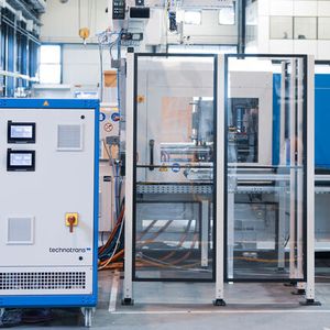 Im Zentrum des Messeauftritts steht eine Fertigungszelle, in der auf einer Sumitomo-Demag-Spritzgießmaschine ein Thermobecher aus einem thermisch sensiblen, biobasiertem Copolyester gefertigt wird. (Bild:  Technotrans)