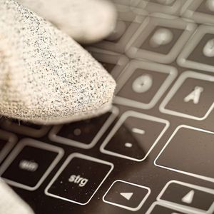 Kapazitive Bedieninterfaces in der Industrie müssen einiges aushalten. Neben Temperaturschwankungen sind es EMV oder Feuchtigkeit. Auch die Bedienung mit Handschuhen spielt eine wichtige Rolle.(Bild:  Gett)