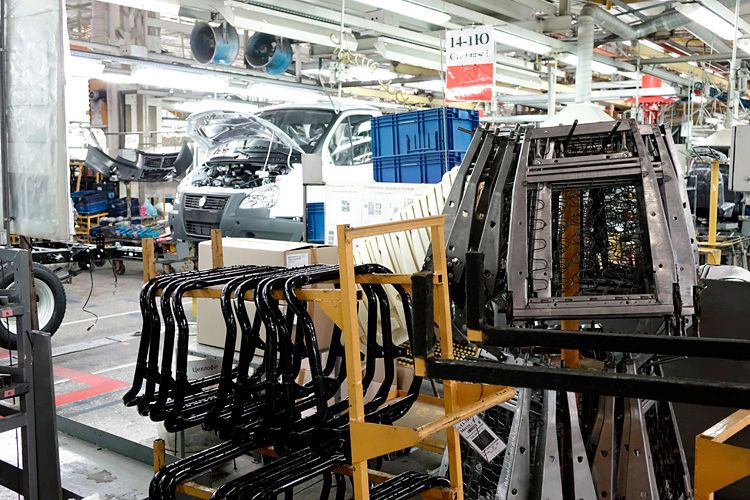    Die Fertigung der neuen, eigenentwickelten Fahrzeuggeneration mit dem Zusatz „Next“ begann im Jahr 2013. Ihre Fertigung unterscheidet sich der geringeren Stückzahl entsprechend von deutschen Produktionslinien. So entstehen zum Beispiel die Fahrzeugsitze an der Montagelinie: Sitzgestell, Federn und Schaumstoffpolster – alles steht einzeln an der Linie und wird vor Ort montiert. (Foto: Thomas Günnel)