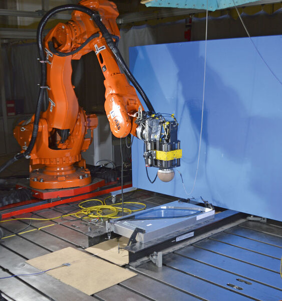 Das ist der Testaufbau, der vom Institut für Mechanik und Materialforschung (IMM) der Technischen Hochschule Hessen konzipiert wurde. Unter dem Impaktor am Roboter ist die Plexiglasscheibe aus dem neuen Evonik-Polymer platziert. (IMM)
