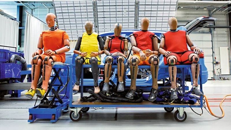 Sie sehen nicht nur menschlich aus, auch ihr „Gefühlsleben“ ähnelt dem des Menschen: Die Crashtest-Dummys des ADAC sind gespickt mit Sensoren und verraten, welche Kräfte auf den Körper wirken und wie hoch die Verletzungsgefahr bei einem Unfall wirklich ist. Mittlerweile ist eine ganze Dummy-Familie im Dienst des ADAC. Ein Dummy kann schon mal eine Million Euro kosten.  (Bild: ADAC)