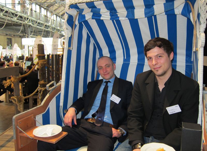 Nach einem Krabbenbrötchen geht es den Jungs gleich viel besser: Sebastian Klemm (l.) und Julian Spieker, ComputerCentrum Lübbecke		 (IT-BUSINESS)