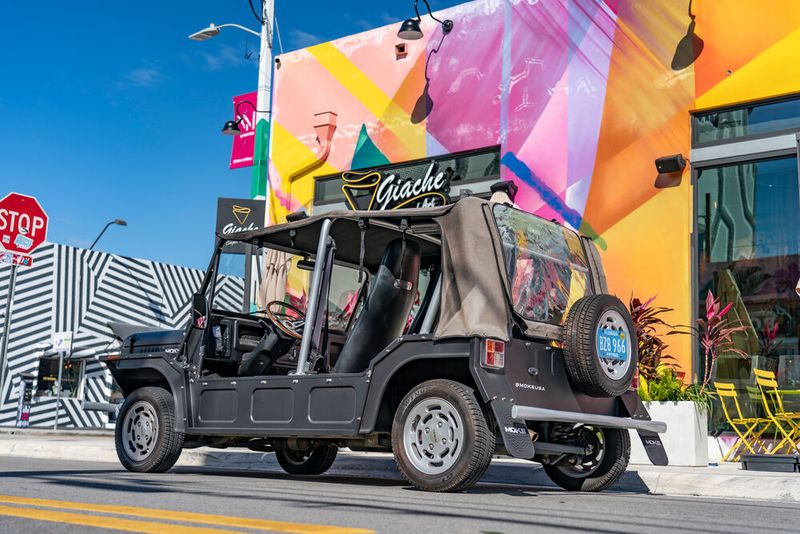 Vor Regen schützt ein zeltartiger Überwurf über den von Gartenstühlen inspirierten Sitzen. (Bild: BMW)