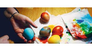 Auch wenn Eier nur selten mit potenziell krankmachenden Bakterien verunreinigt sind, sollten insbesondere beim Umgang mit rohen Eiern bestimmte Hygienemaßnahmen befolgt werden (Symbolbild). (Bild: frei lizenziert, Alexander Grey)