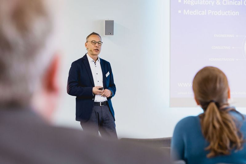 Im Workshop von Peter Hartung, Seleon, mit dem Titel „Regulatory Cybersecurity Affairs“ bekamen die Teilnehmer einen umfassenden Cybersecurity-Überblick. (Bild: Stefan Bausewein)