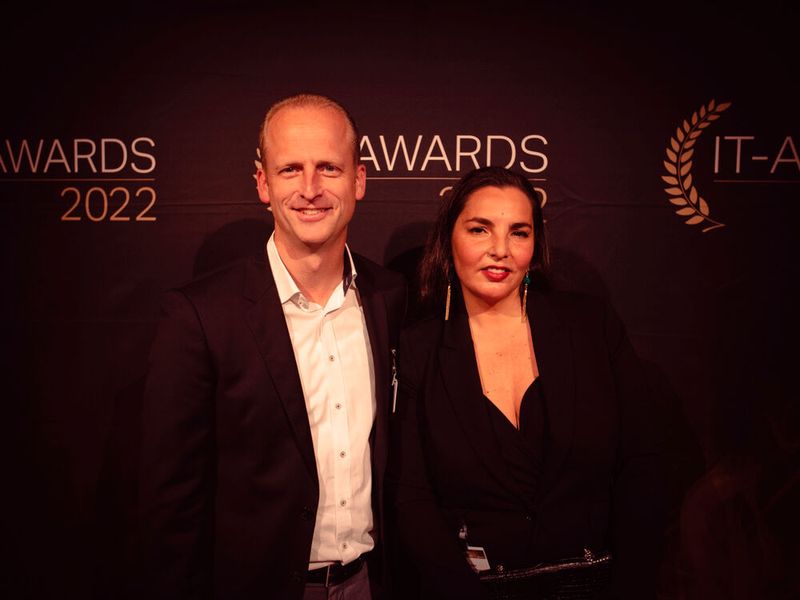 … halten Alexander Kintzi und Özlem Doger-Herter von Scopevisio fest. (Bild: krassevideos.de / VIT)