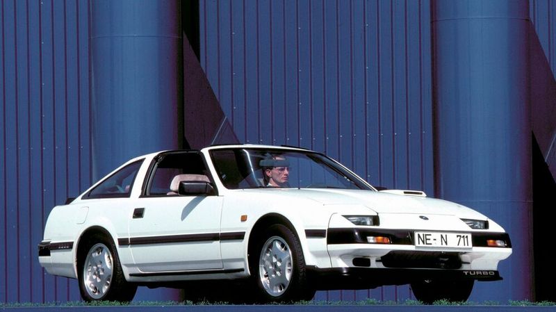 Mit T-Roof und Turbo-Hutze: Der Nissan 300ZX konnte es im Temperament mit dem Ferrari Mondial aufnehmen. Im Herbst 1985 erhielt der Wagen ein Facelift. Der Gummiheckspoiler wich einem Exemplar aus glasfaserverstärktem Kunststoff mit integrierter dritter Bremsleuchte. Im Juli 1987 wurde die Karosserie erneut einem Facelift unterzogen, bei dem die Hutze auf der Motorhaube entfiel und seitliche Schwellerschürzen hinzukamen.  (Bild: Nissan)