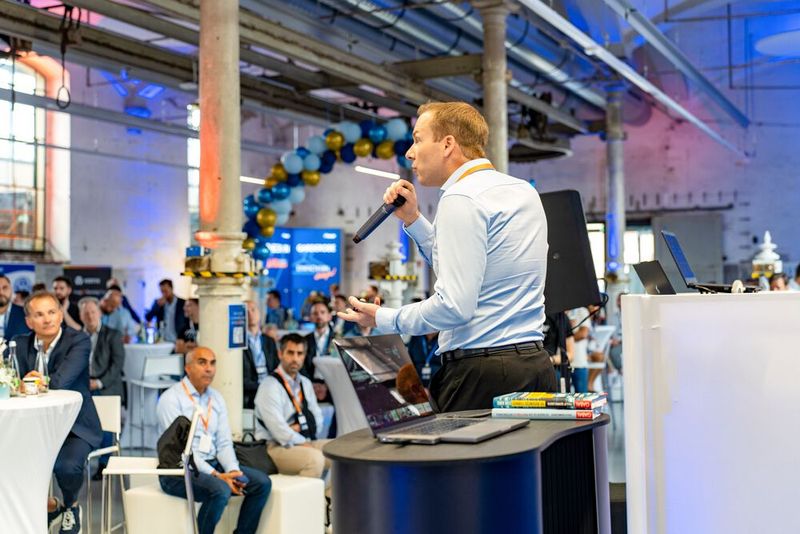 Philipp Semmelroth hielt eine Keynote zum Thema „Umsatz kommt vom Umsetzen“. (Bild: Philip Semmelroth)