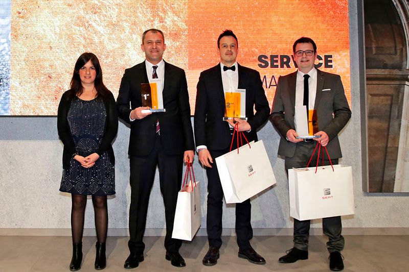 Ebenfalls eine Trophäe für den Arbeitsplatz hat Philipp Schäfer (re.) in der Kategorie Serviceleiter aus Barcelona mitgenommen. (Bild: Seat Deutschland)