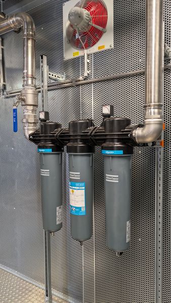 Zur Filterkaskade gehören neben dem Vorfilter drei Nachfilter der Typen PDp430+, DDp430+ und QD430+, die sich an die Trockner anschließen.  (Bild: Atlas Copco)