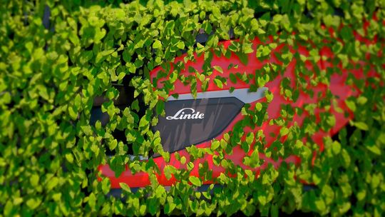 Grüne Aussichten für das Materialhandling per Stapler & Co. Denn Linde Material Handling setzt verstärkt auf Innovationen und Partnerschaften, um Emissionen und Energie zu sparen sowie seine Produkte nachhaltiger und smarter werden zu lassen. Grüne Aussichten für das Materialhandling per Stapler & Co. Denn Linde Material Handling setzt verstärkt auf Innovationen und Partnerschaften, um Emissionen und Energie zu sparen sowie seine Produkte nachhaltiger und smarter werden zu lassen.