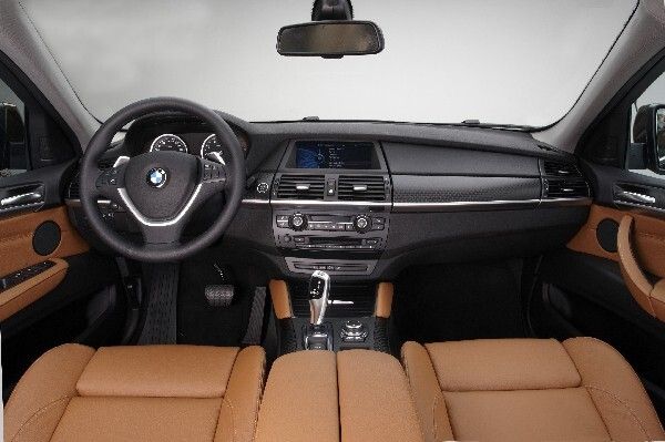 Der exklusive Status des X6 als Sports Activity Coupé wird durch gezielte Design-Modifikation und neue Ausstattungsmerkmale unterstrichen (Bild: BMW)