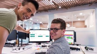 Dualis zeigt auf der Hannover Messe sein Advanced Planning and Scheduling (APS)-System Ganttplan. Die Software soll hohe Flexibilität bei gleichzeitig geringem manuellem Aufwand ermöglichen. Eine neue Funktion bietet zudem eine automatisierte und optimierungsbasierte Planung alternativer Fertigungsversionen. Hannover Messe: Halle 4, Stand D54 und D62. (Bild: Dualis)