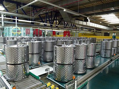 Die fertig montierte Waschmaschinentrommel wird nach der Prüfung über einen Aufzug in die nächste Etage befördert, gepuffert und stehen somit zum Abruf der Waschmaschinenmontage zur Verfügung. (Bild: Kuhn)