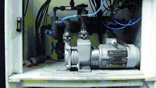 Mehrphasenpumpe für die Flotationsanlage – die Pumpe führt verun-
reinigten Kühlschmierstoff im Kreislauf und mischt dabei Luft zu; sie fungiert als Mischer und wird auch Zweistrompumpe genannt. (Archiv: Vogel Business Media)