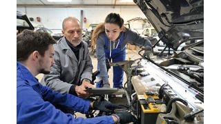 Nach praktischen Arbeiten am Fahrzeug bietet sich Feedback an – doch das passiert noch zu selten. (Bild: © goodluz - stock.adobe.com)