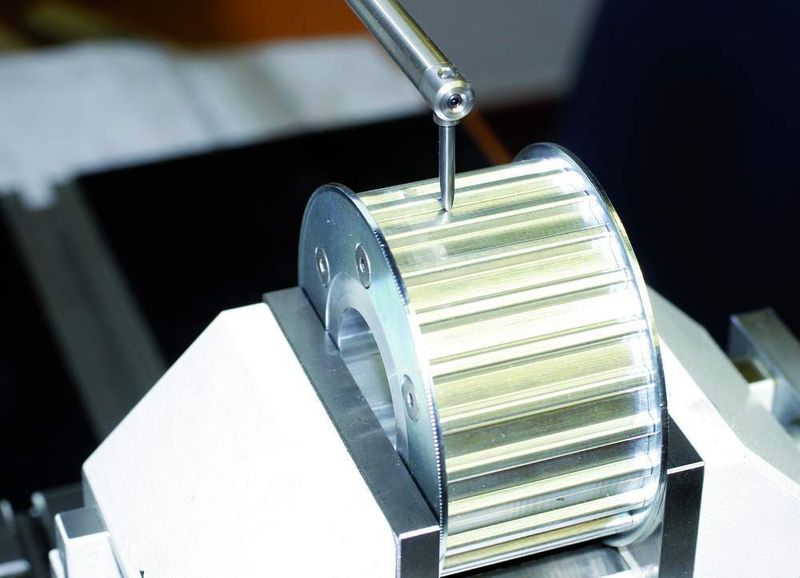 Bild 3: Qualitäts-prüfung einer RoHS-konform gefertigten AT-10-Synchronscheibe aus Aluminium. (Archiv: Vogel Business Media)