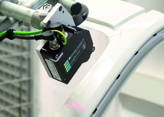 Eine Hochleistungskamera ermittelt durch Lasertriangulation die Position und Größe der Kleberaupe für die Frontscheibe. Eine Hochleistungskamera ermittelt durch Lasertriangulation die Position und Größe der Kleberaupe für die Frontscheibe.