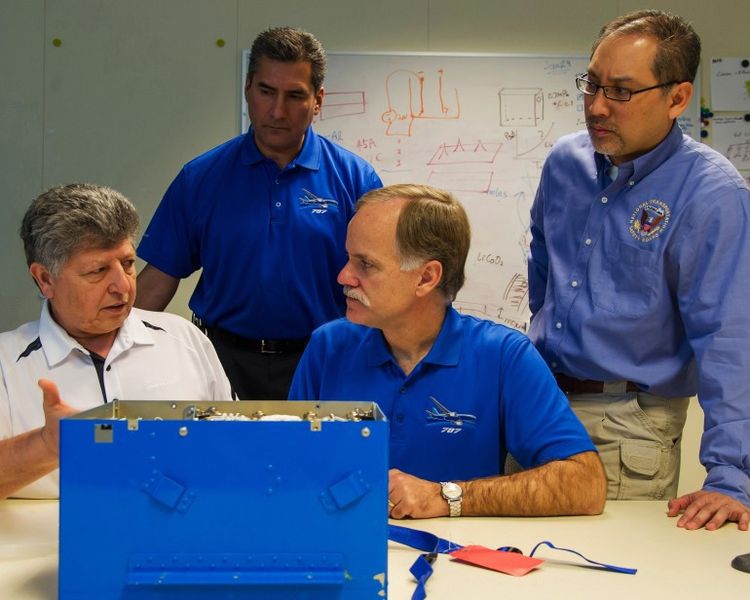 Das Boeing/NTSB-Team mit dem modifizerten Akkusystem (Bild: Boeing)