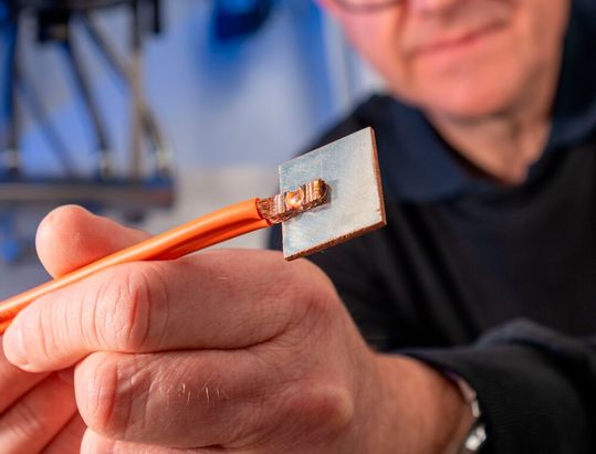 Trumpf hat eine produktiverer Möglichkeit dafür gefunden, wie man Kupferleiter an Busbars per Laser prozesssicher und sehr schnell anschweißen kann. Damit sei die aufwendige Schraubverbindung obsolet ...(Bild:  Trumpf)