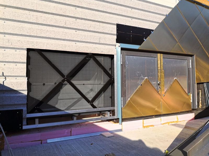 Die Lüftungsauslässe banden die Planer in die Kupferfassade ein. (Bild: Sperber Klempner)