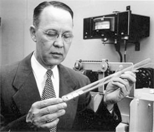 Der Chemiker Callvin Fuller entdeckte, dass Bor-Dotierungen im Silizium gute Eigenschaften haben, und so entstand die erste Solarzelle.(Bild:  Bell Labs)